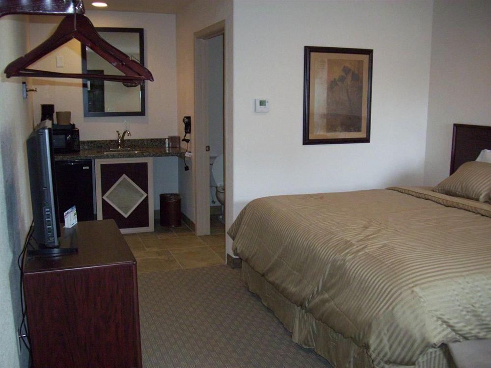 Price Pointe Inn 沃科夏 外观 照片