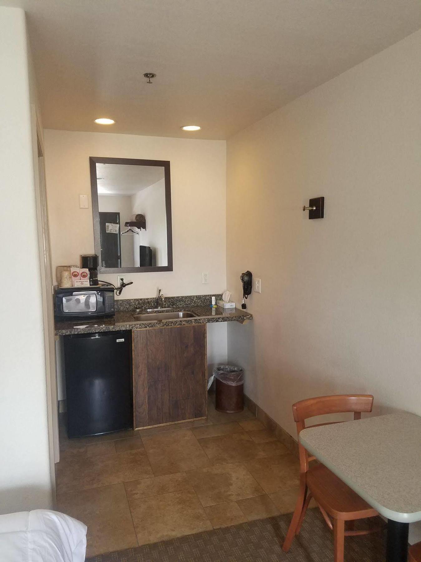 Price Pointe Inn 沃科夏 外观 照片